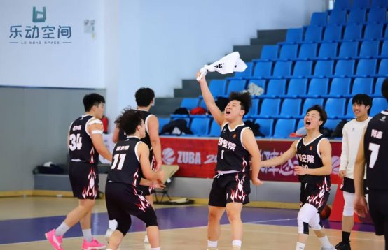 一群人在踢足球

AI 生成的内容可能不正确。