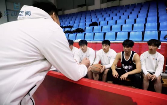 人们在看台上的人在球场上

AI 生成的内容可能不正确。